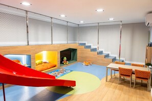 A children's play area with a slide, a play mat, and a table with chairs. - Move #801 - Apartment With Balcony by Carpediem (João Pessoa)