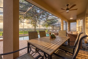 Outdoor dining - Windsor Hills 6BR Disney Home With Themed Rooms (Kissimmee)