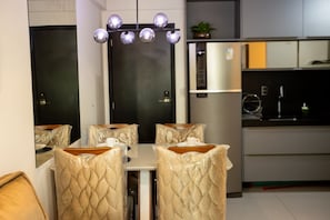 A modern kitchen with a dining area. - One Way #203 - Tambau Beach by Carpediem (João Pessoa)