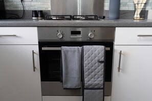 Private kitchen - House Sleeps 7 With Garden (Wolverhampton)