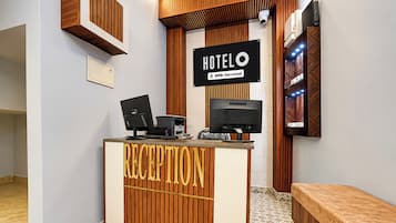 Una mesa de recepción con un letrero que dice 'HOTEL' y 'ovo-Serviced'.