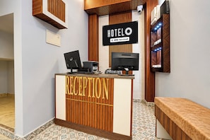 Una reception con una targa che recita 'HOTEL' e 'ovo-Serviced'.