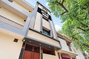 A hotel building with a prominent sign, multiple floors, and a balcony. - Hotel O Kali Ghat Prayagraj (Prayagraj)