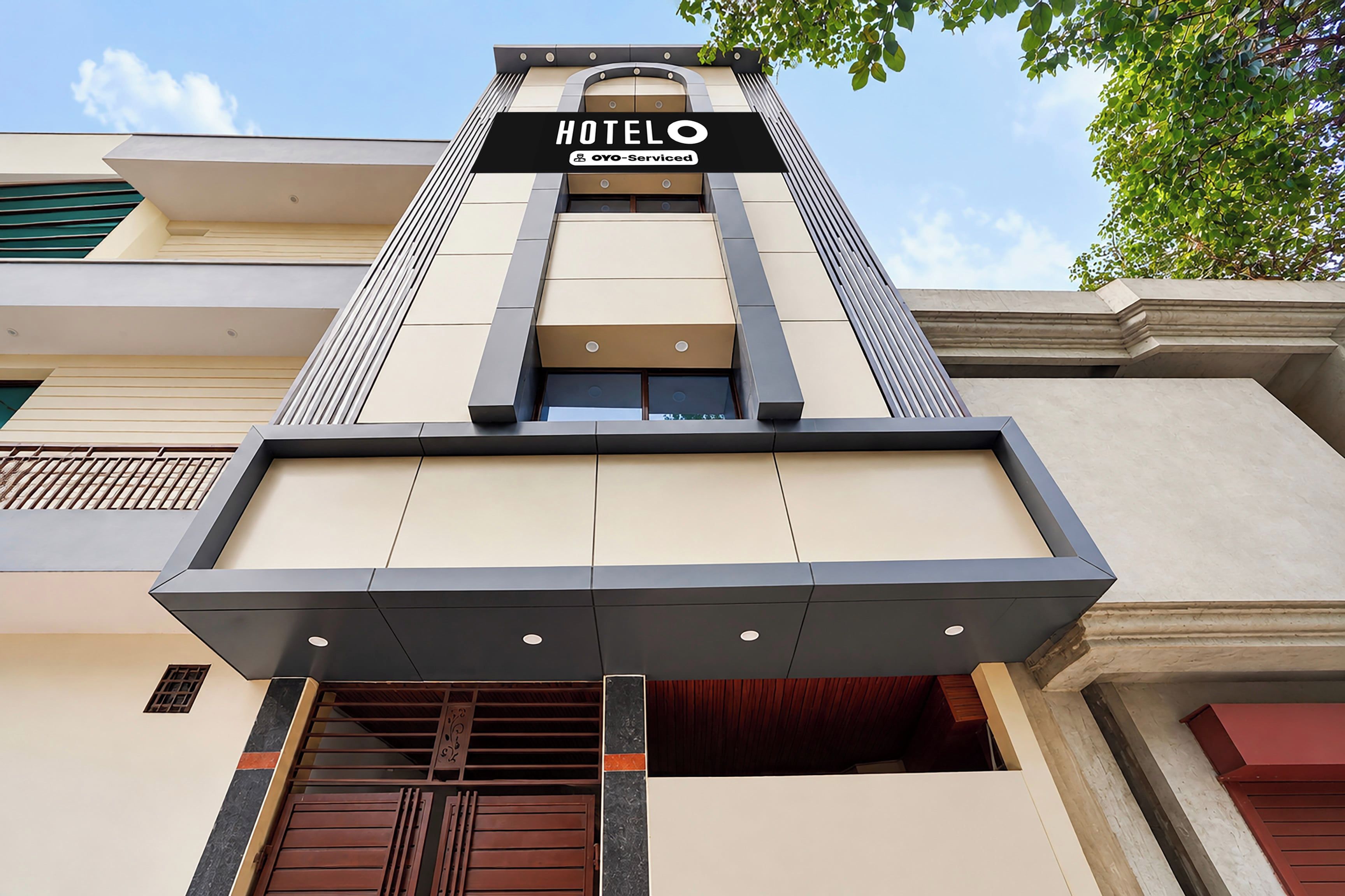 Edifício de hotel com uma placa de destaque indicando que é administrado pela OYO.