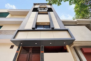 A hotel building with a prominent sign indicating it is serviced by OYO. - Hotel O Kali Ghat Prayagraj (Prayagraj)