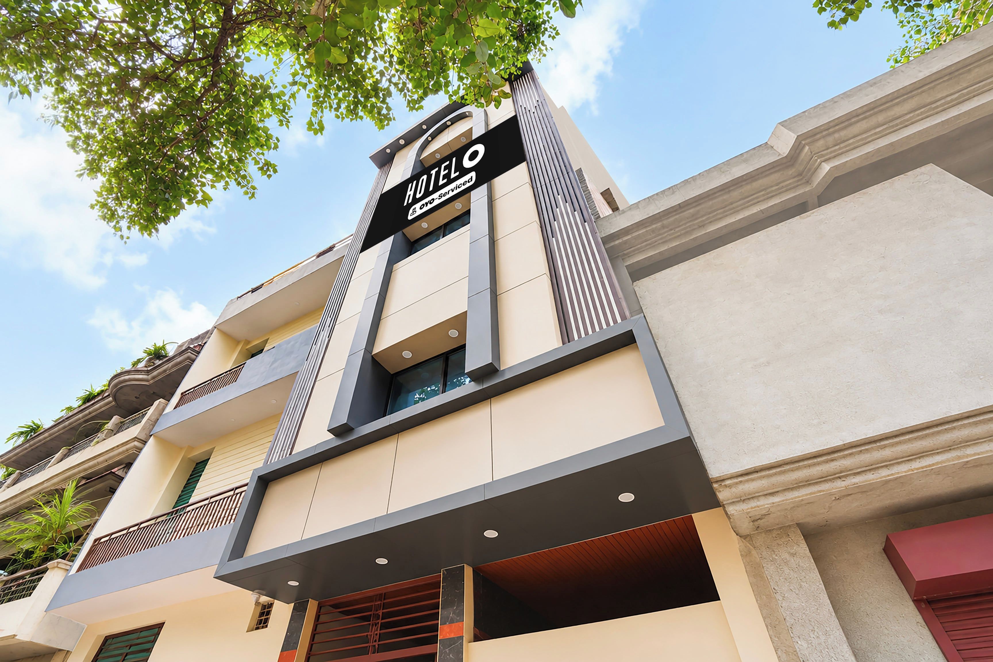 Un edificio de hotel con un cartel que indica que cuenta con servicios de OYO.
