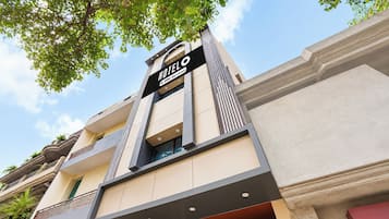 Un edificio de hotel con un cartel que indica que cuenta con servicios de OYO.