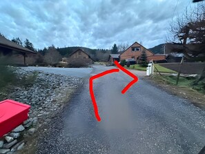 A rural road with a gravel shoulder and a red object on the left. - Studio 'Le Bonheur Vosgien' with Mountain View, Wi-Fi and Parking (Ventron)