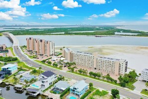 Un hôtel situé sur la côte, composé de plusieurs bâtiments, doté d’un port de plaisance et d’une plage.