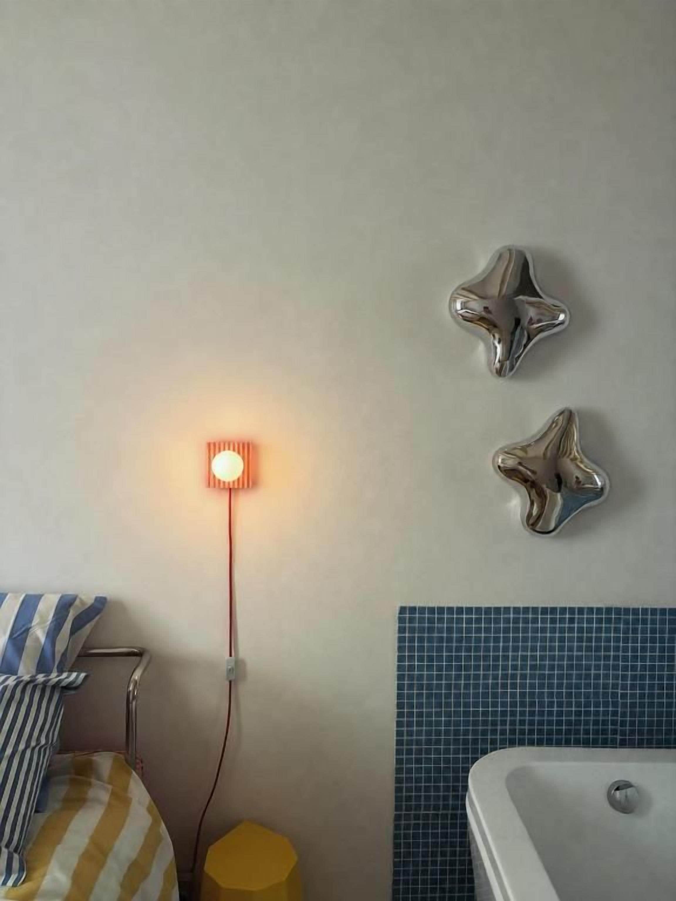 Une salle de bain avec une baignoire, un radiateur fixé au mur et une serviette à rayures.