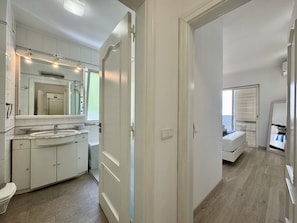 A modern bathroom with a sink, mirror, and toilet. - Vilamoura Marina Beach 2 by Homing (Loulé)