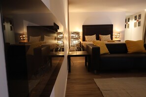 Ein modernes Wohnzimmer mit einer Couch, einem Couchtisch und einer Lampe.