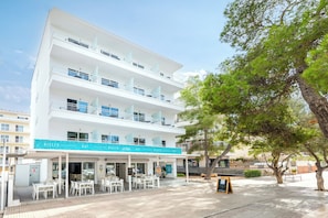 Um edifício de vários andares com restaurante no andar térreo.