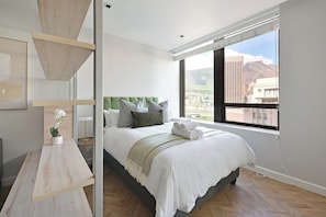 Room - Stylish 1-Bed Apart | Iconic High-Rise City Views (Cape Town)