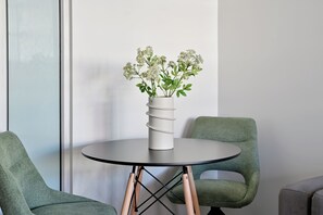 Dining - Stylish 1-Bed Apartment Iconic High-Rise City Views (Cape Town)