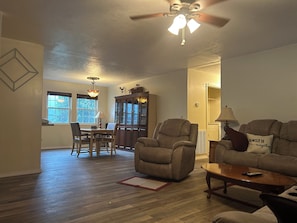 Living area - Charming 3-bedroom house in welcoming Turkey Creek neighborhood of Kentucky. (Turkey Creek)