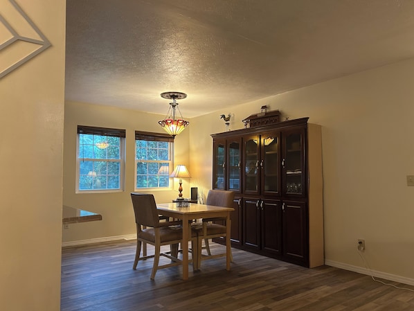 Dining - Charming 3-bedroom house in welcoming Turkey Creek neighborhood of Kentucky. (Turkey Creek)