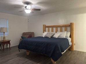 Room - Charming 3-bedroom house in welcoming Turkey Creek neighborhood of Kentucky. (Turkey Creek)