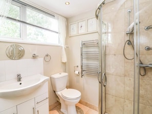 Ein Badezimmer mit Toilette, Waschbecken und Dusche.