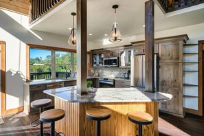 Private kitchen - HotTub/FirePit/GameRoom/Theater/VIEWS/Sleeps10! (Gatlinburg)