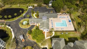 An aerial view of a residential area with a swimming pool, a tennis court, and a small building. - Kissimmee 3BR Condo Near Disney & Universal (Kissimmee)
