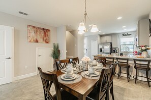 A modern kitchen with a dining area. - 3BR Terra Esmeralda Townhome, Free BBQ (Kissimmee)