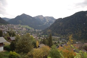 Eine Berglandschaft, in der ein Dorf im Tal liegt.