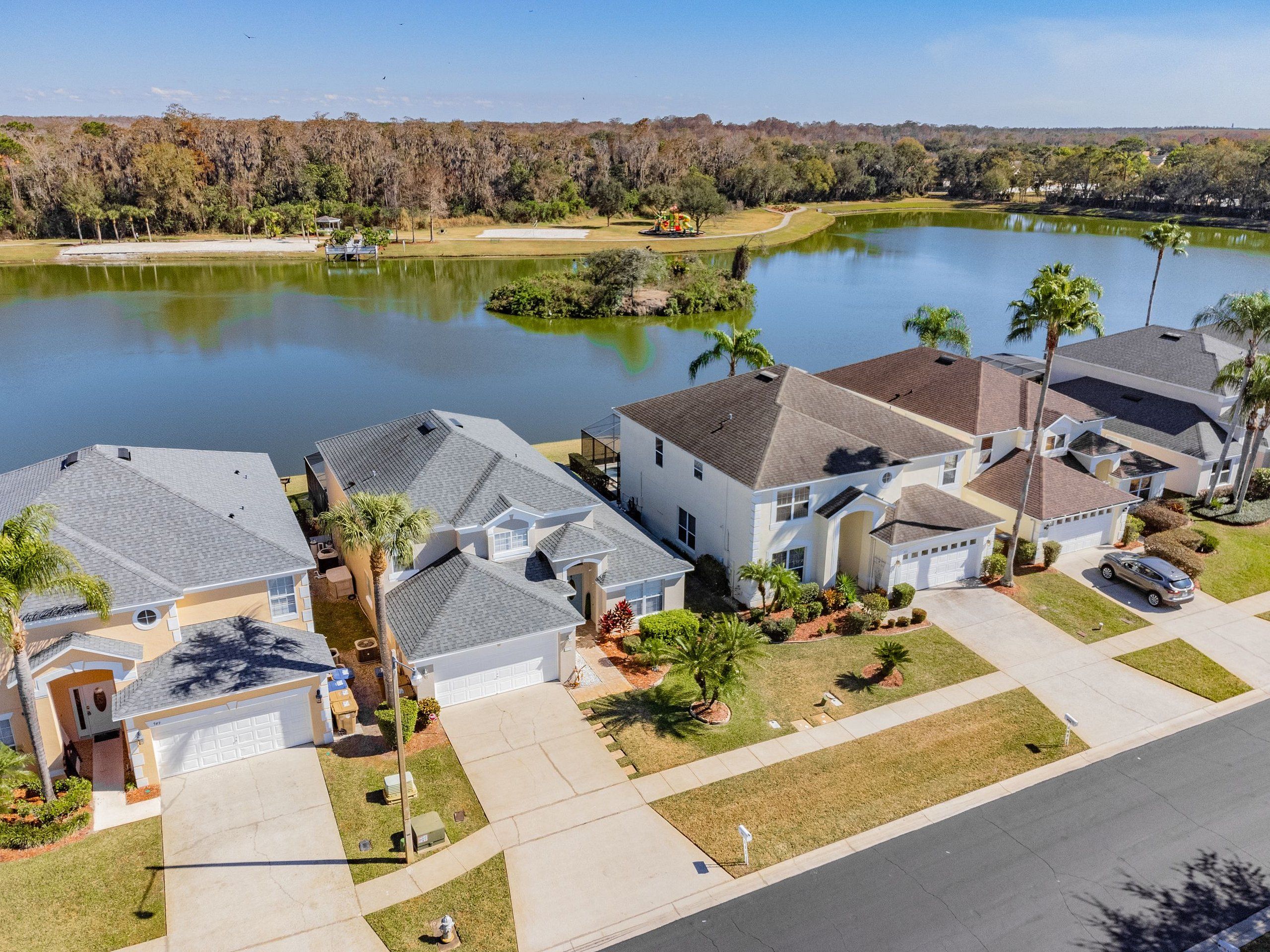 Un quartier résidentiel avec des maisons, un lac et un terrain de golf.