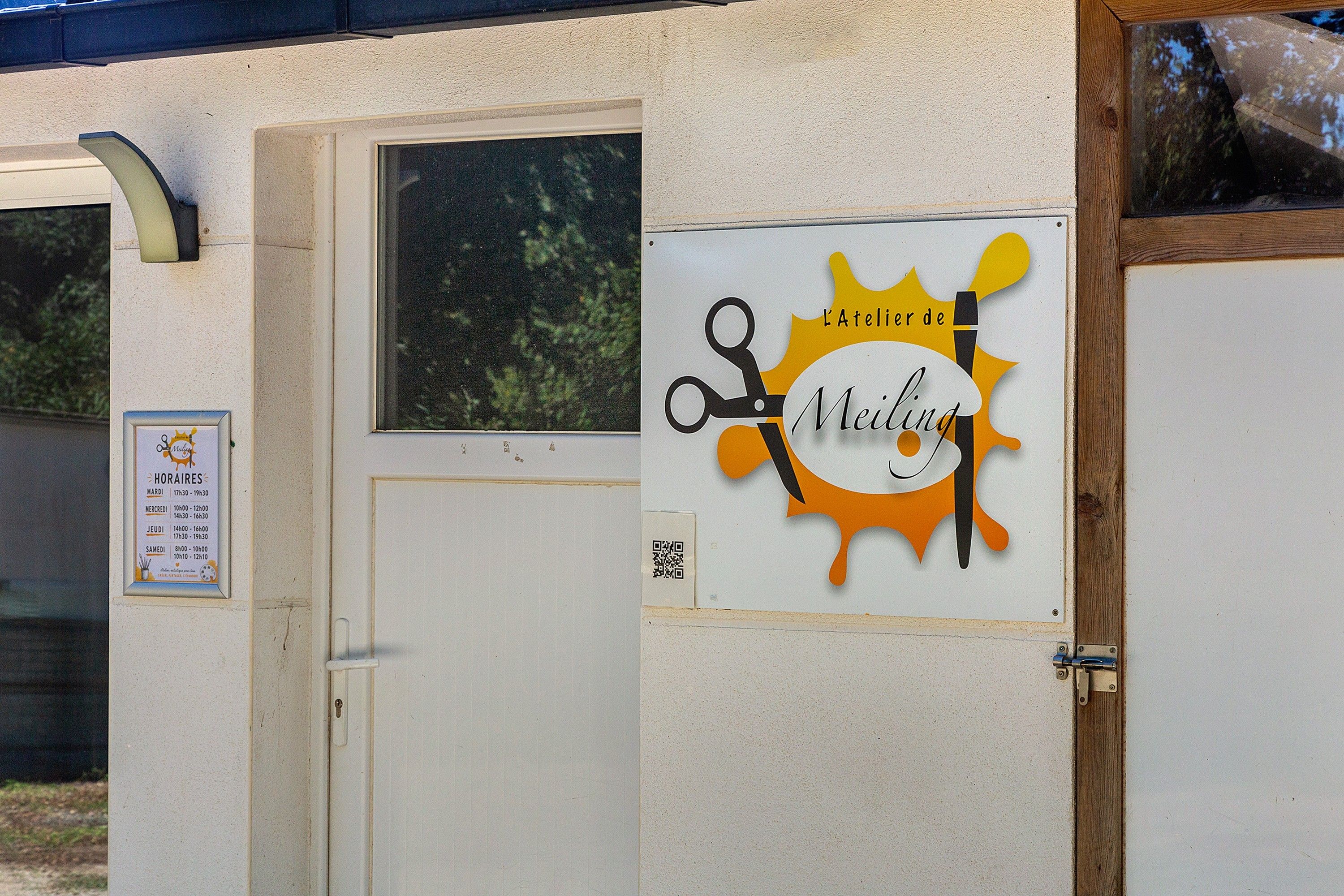 Ein Gebäude mit einem Schild, das eine Sonne und Scheren zeigt und eine Friseursalon oder ein Friseurdienst anzeigt.
