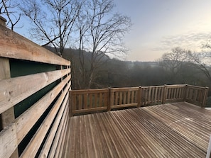 A wooden deck with railings overlooking a forested area. - Mobile Home 'Mobilhome En Nature 5min Du Centre' with Balcony and Air Conditioning (Quimper)