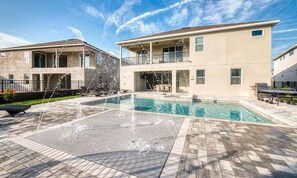 Un immeuble résidentiel doté d’une piscine, d’un espace extérieur aménagé et d’une terrasse clôturée.