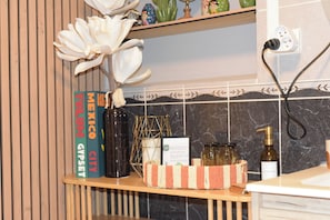Un comptoir de cuisine sur lequel se trouve un livre intitulé « Mexico City » et un vase décoratif.