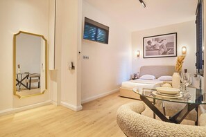 Ein modernes Schlafzimmer mit einem Bett, einem Nachttisch und einem großen Spiegel.