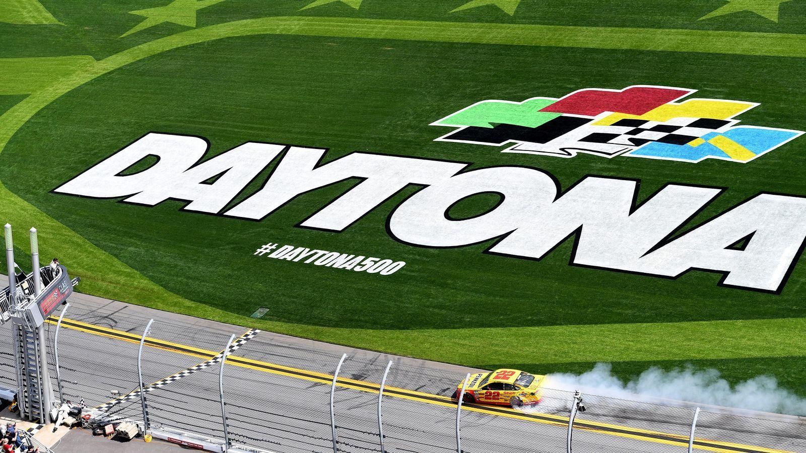 Eine NASCAR-Rennstrecke mit dem Daytona-Logo und dem Hashtag #DAYTONA500.