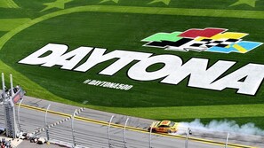 Un circuit de NASCAR arborant le logo de Daytona et le hashtag #DAYTONA500.