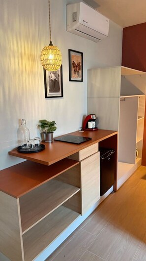 A compact kitchen with a built-in dishwasher, a hanging pendant light, and a small potted plant. - La Casa de los Pintores / Av Federalismo / 6 Reca (Guadalajara)