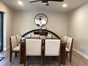 Dining - Prime Location! 3 BR w/Heated Pool. Walk to Dining,Shops and more! (Scottsdale)