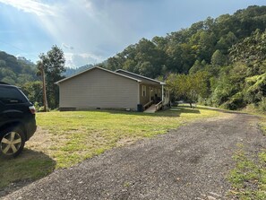 Exterior - Chief’s Den 
Beautiful 3 bedroom house located in Turkey Creek , Kentucky. (Turkey Creek)