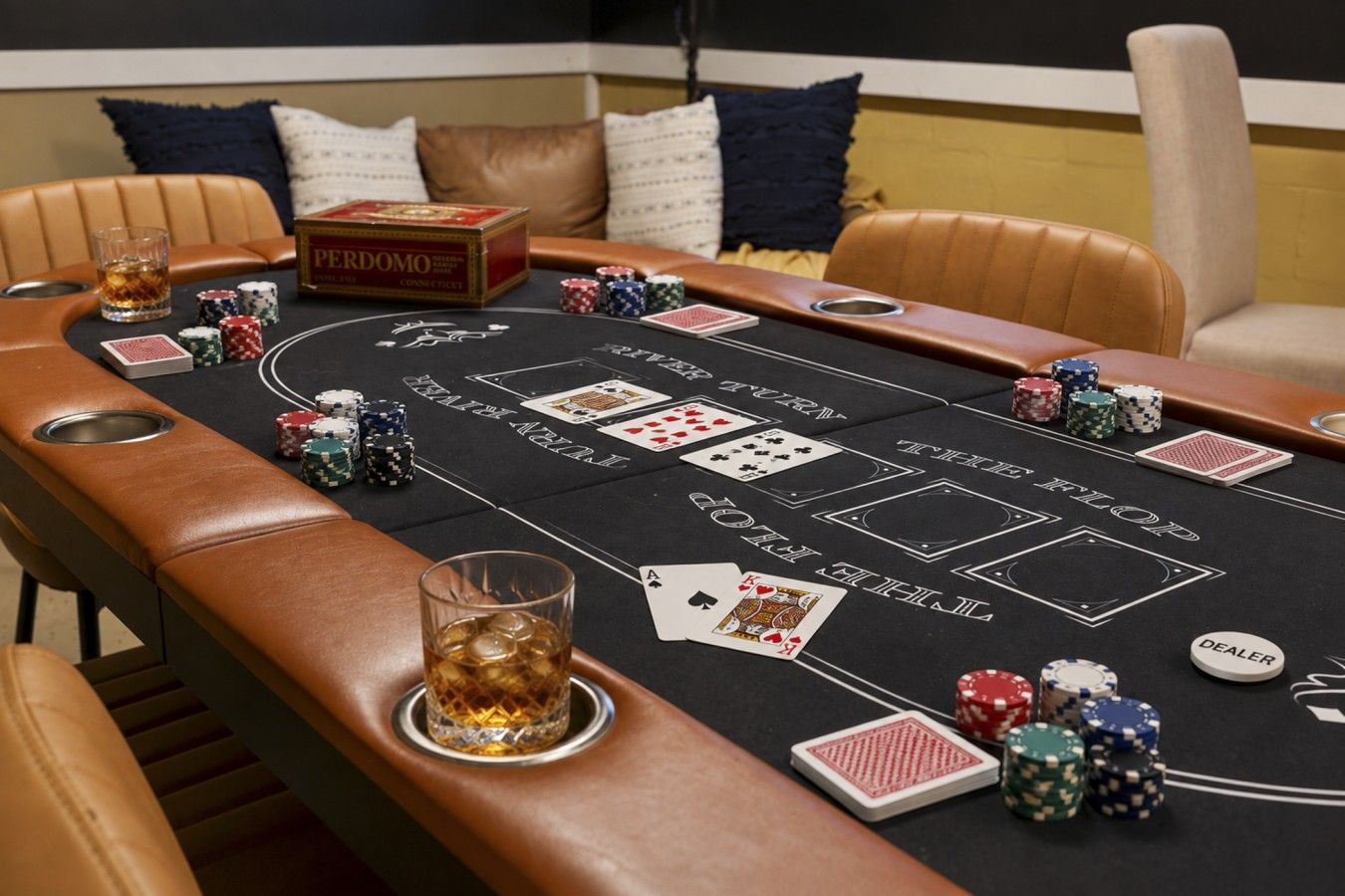Ein Craps-Tisch mit Spielchips, Karten und einem Dealer-Knopf.