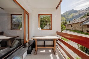 Outdoor dining - Vrbo Property (Chamonix-Mont-Blanc)