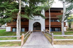 Un edificio moderno con una placa que dice 'Gavilon' y un acceso cubierto.