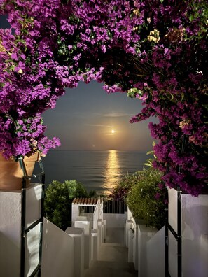 A staircase leading to a balcony with a view of the sea at sunset. - Modern Studio with Incredible Sea Views (Torremolinos)