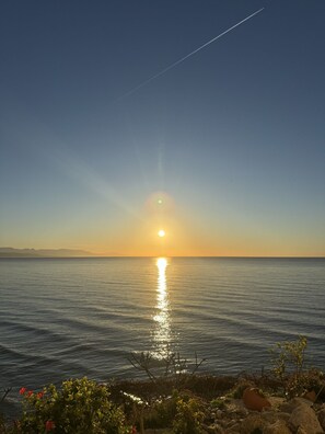 A sunset over a calm sea with a clear sky. - Modern Studio with Incredible Sea Views (Torremolinos)