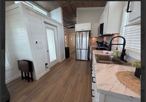 Private kitchen - Cypress Modern Tiny Home (Vicksburg)