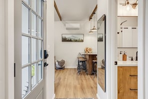 Welcoming entryway. Just one step up into the cottage and easy access to the entire space - Ashland Cottage | Walk to Downtown & Coffee (Ashland)