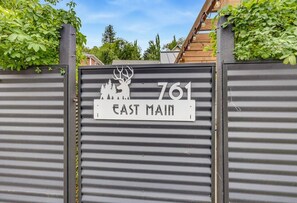 Exterior detail - Ashland Cottage | Walk to Downtown & Coffee (Ashland)