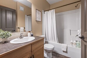 Bathroom - LG223- 1-bedroom apartment in lovely Canmore with pool and hot tub (Canmore)