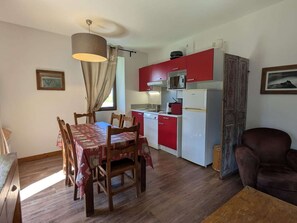 A compact living space with a dining area, kitchenette, and seating area. - Cozy apartment with Mont-Blanc view - 6 guests (Hauteluce)