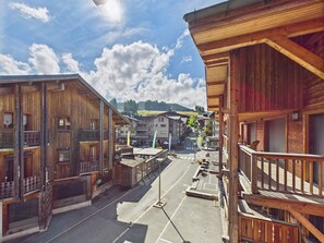 Ein Holzgebäude mit Balkonen und Blick auf die Straße.