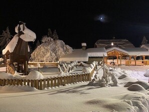 A snow-covered outdoor area with a wooden fence, a wooden structure with a roof, and a building with a covered porch. - T3 Apartment with WIFI - 4/5 guests, south balcony (Crest-Voland)